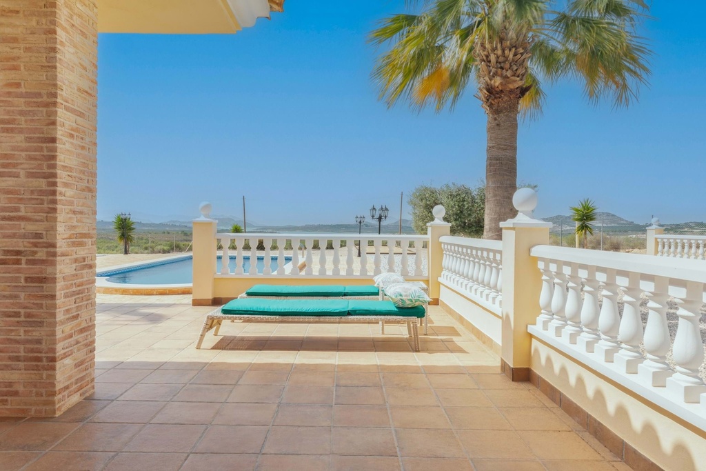 Luxe landelijke villa met prachtig uitzicht op het meer in Torremendo