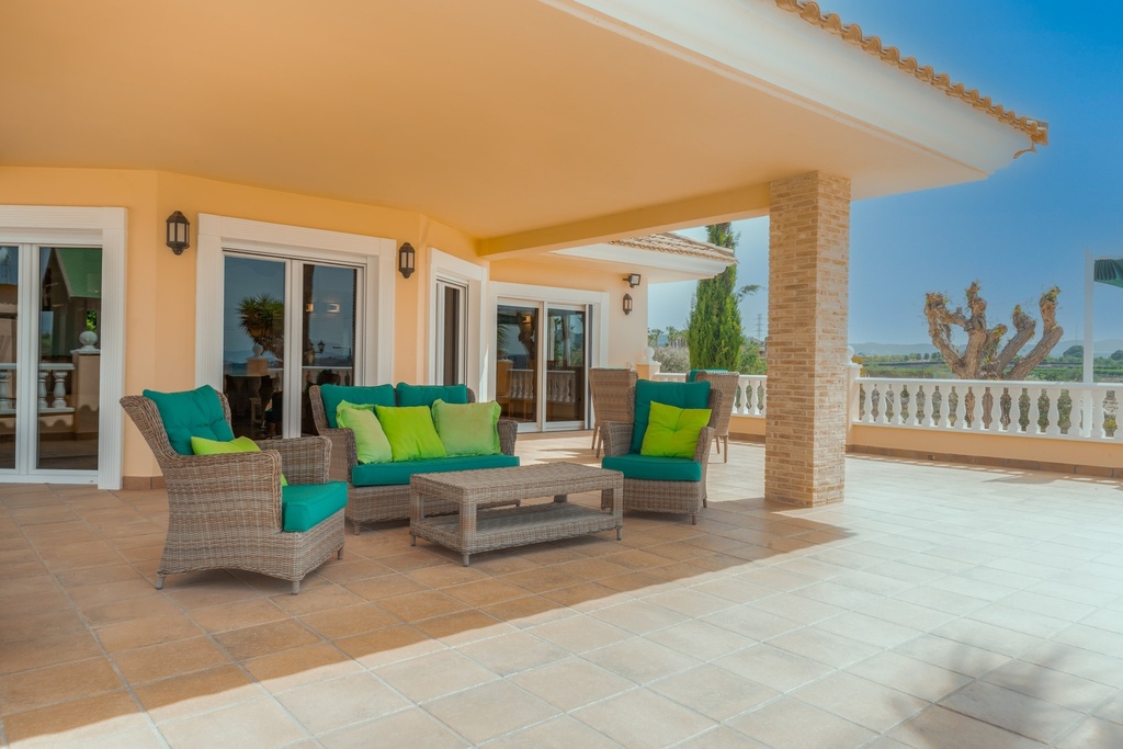 Luxe landelijke villa met prachtig uitzicht op het meer in Torremendo