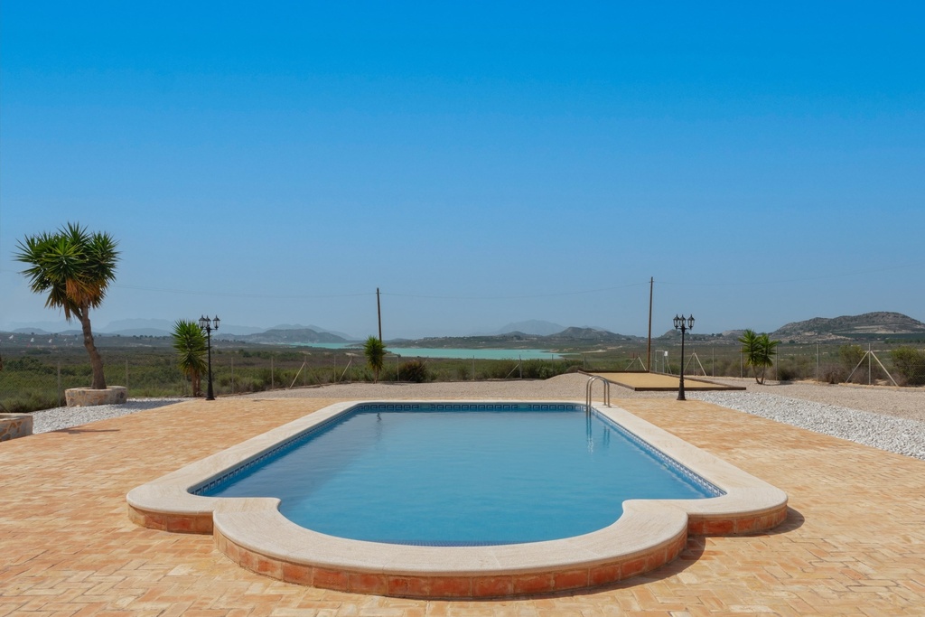 Luxe landelijke villa met prachtig uitzicht op het meer in Torremendo