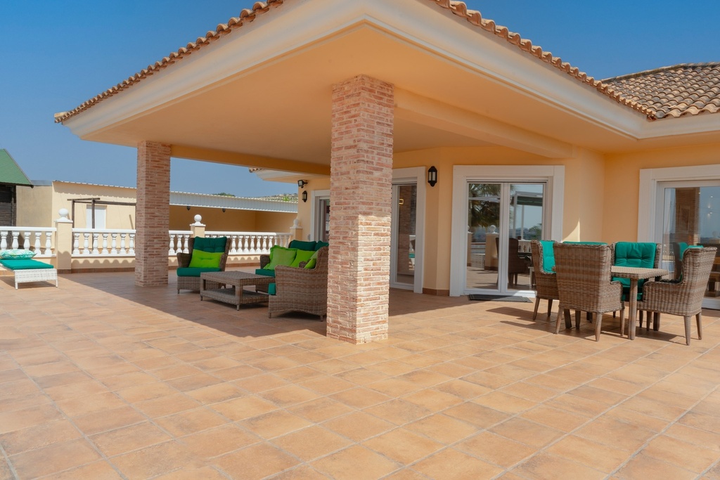 Luxe landelijke villa met prachtig uitzicht op het meer in Torremendo
