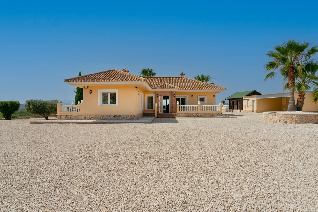 Luxe landelijke villa met prachtig uitzicht op het meer in Torremendo