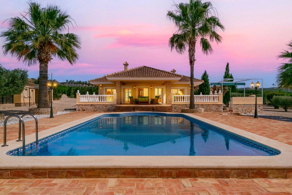 Luxe landelijke villa met prachtig uitzicht op het meer in Torremendo