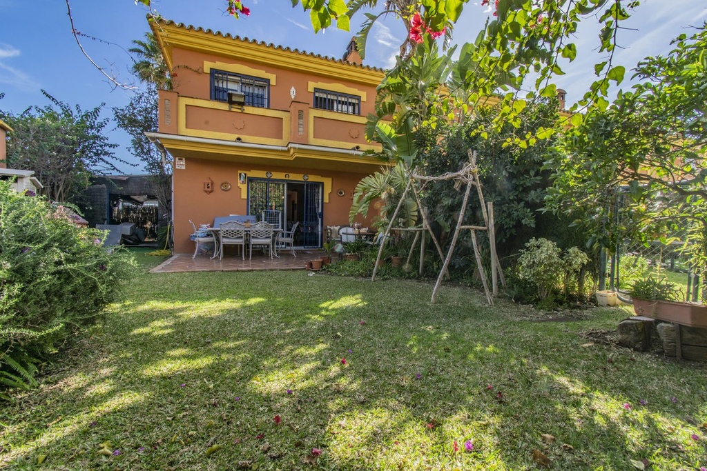 Townhouse te koop in Atalaya, Costa del Sol