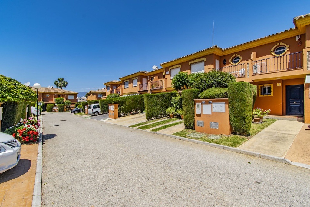 Townhouse te koop in Atalaya, Costa del Sol