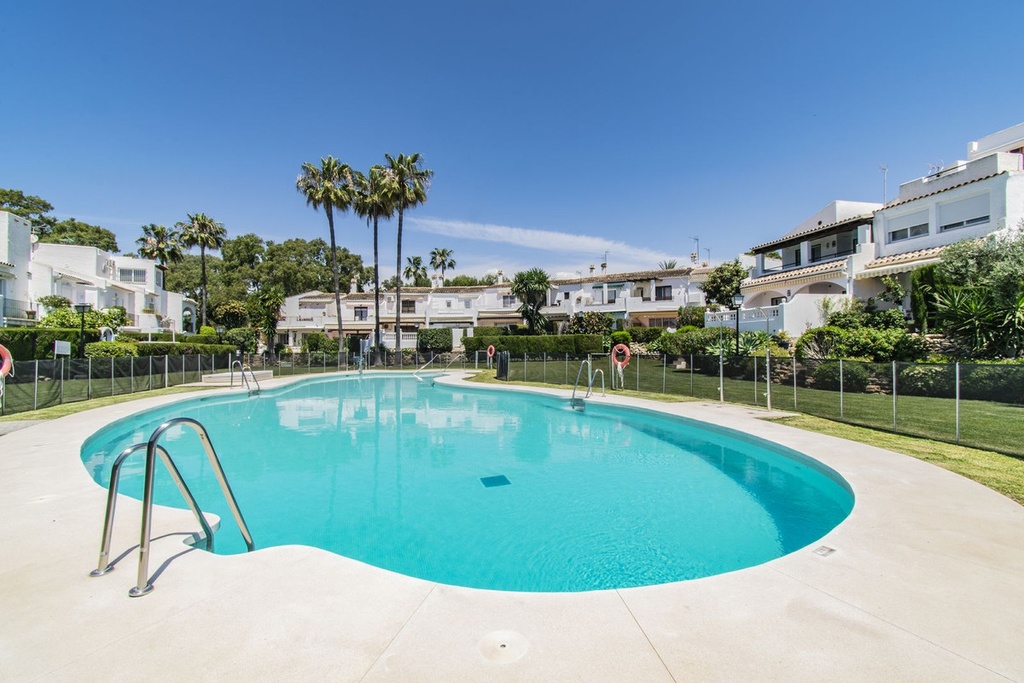 Townhouse te koop in Atalaya, Costa del Sol