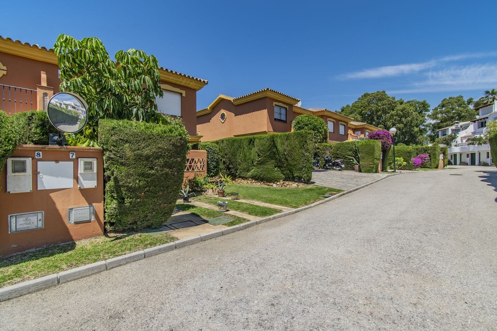 Townhouse te koop in Atalaya, Costa del Sol