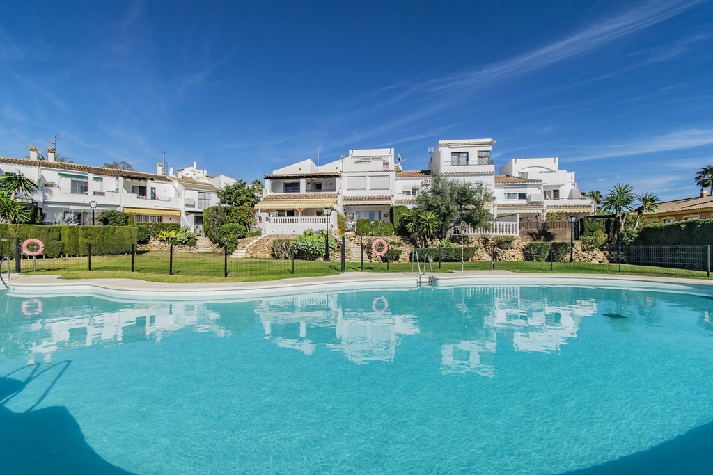 Townhouse te koop in Atalaya, Costa del Sol