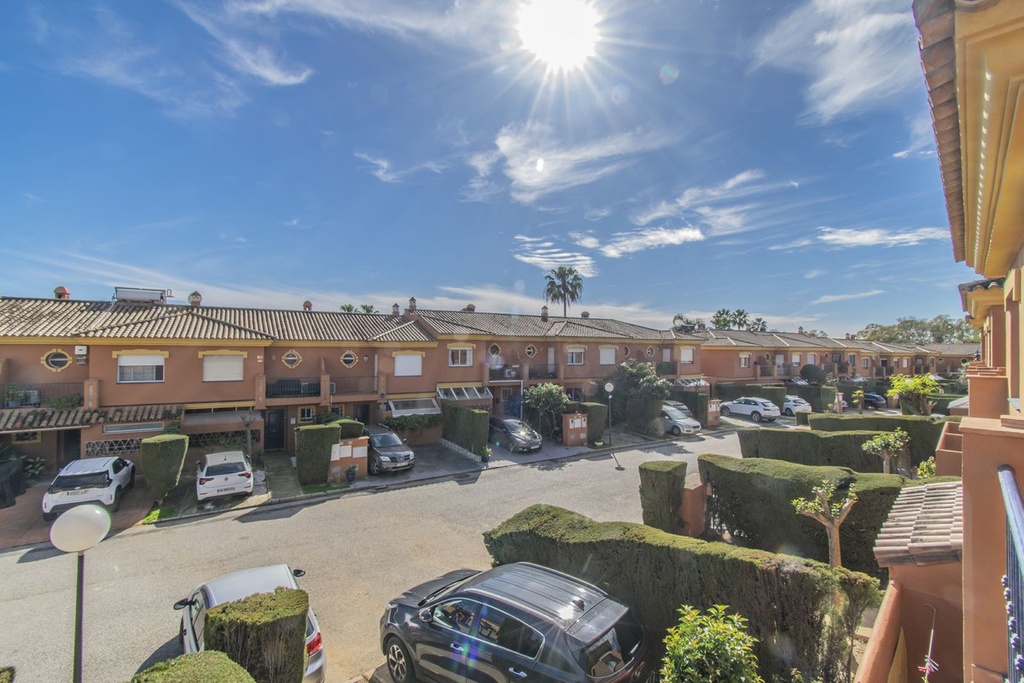 Townhouse te koop in Atalaya, Costa del Sol