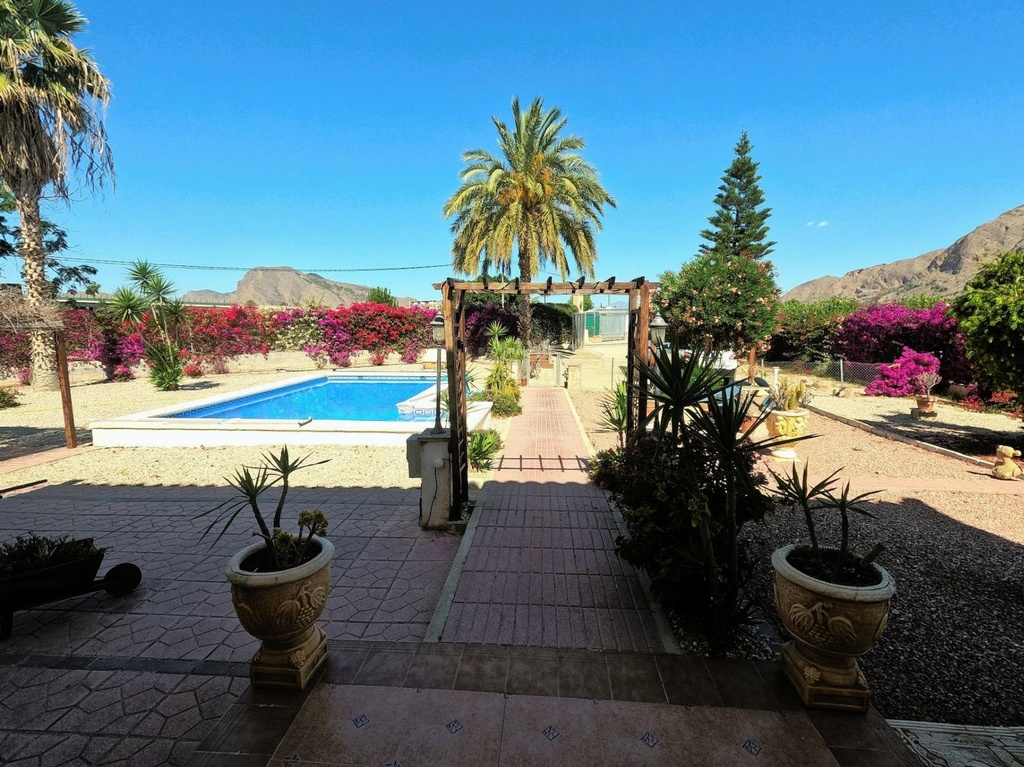 Vrijstaande villa te koop in Redován