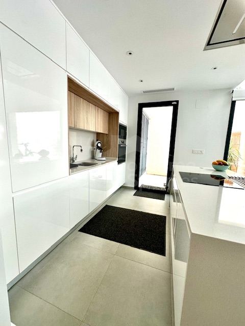 Villa vrijstaande met 5 slaapkamers en privé zwembad te koop in Benijófar