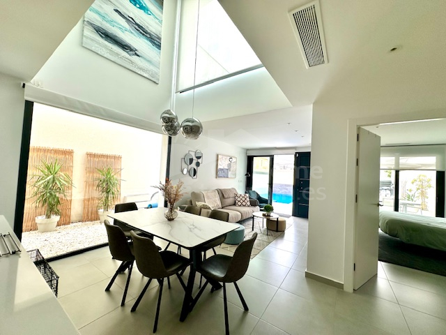 Villa vrijstaande met 5 slaapkamers en privé zwembad te koop in Benijófar