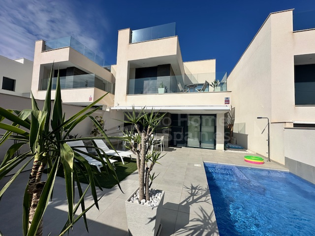Villa vrijstaande met 5 slaapkamers en privé zwembad te koop in Benijófar