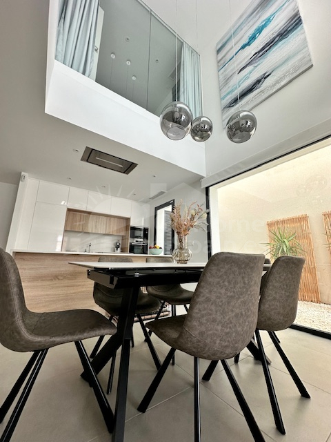 Villa vrijstaande met 5 slaapkamers en privé zwembad te koop in Benijófar