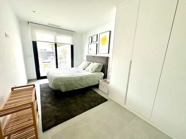 Villa vrijstaande met 5 slaapkamers en privé zwembad te koop in Benijófar