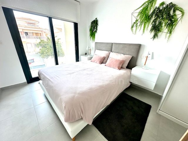 Villa vrijstaande met 5 slaapkamers en privé zwembad te koop in Benijófar