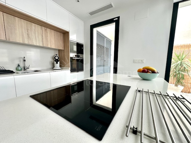Villa vrijstaande met 5 slaapkamers en privé zwembad te koop in Benijófar