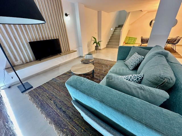 Villa vrijstaande met 5 slaapkamers en privé zwembad te koop in Benijófar